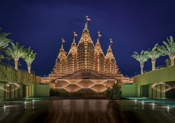 BAPS Hindu Mandir di Abu Dhabi illuminato da Linea Light Group — foto Alex Jeffries
